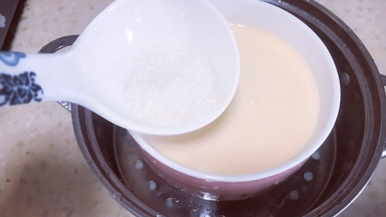 芒果双皮奶,加入一小勺白砂糖，搅拌均匀，可根据自己口味，适当加入