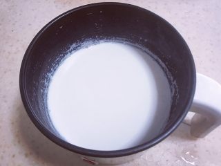 芒果双皮奶,牛奶煮沸后放10分钟左右置凉备用