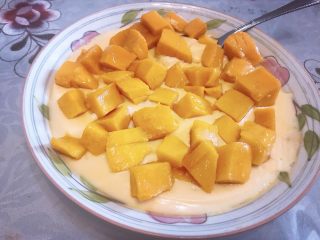 芒果双皮奶,双皮奶端出来置凉10分钟左右，然后加入芒果