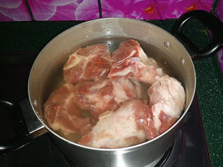 筒骨莲藕汤,将备好的筒骨，冷水入锅焯沸后洗净
