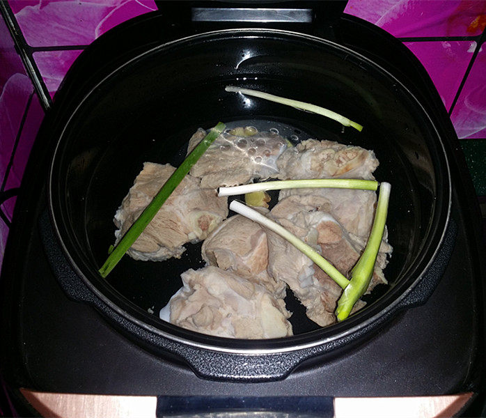 筒骨莲藕汤,将筒骨、葱姜加适量清水，再一起放入电压力锅中