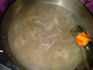 筒骨莲藕汤,煮开后滴入适量料酒转小火