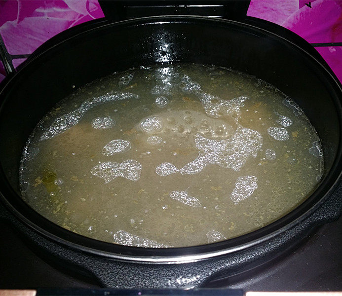 筒骨莲藕汤,打开上盖，好香浓的筒骨汤，看似平静实则很烫很烫了