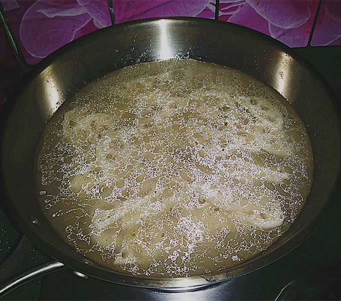 筒骨莲藕汤,另起锅：将部分筒骨汤和莲藕片倒入，接着加盖大火