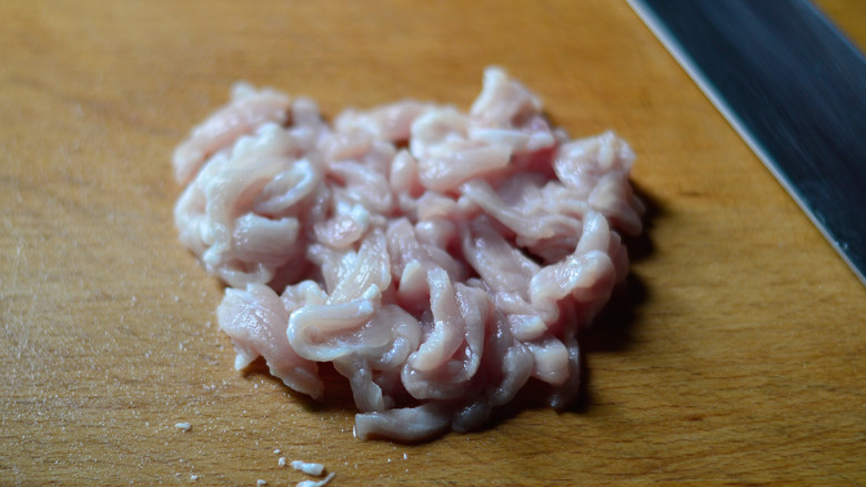 青椒肉丝面,猪肉切成细细的丝
