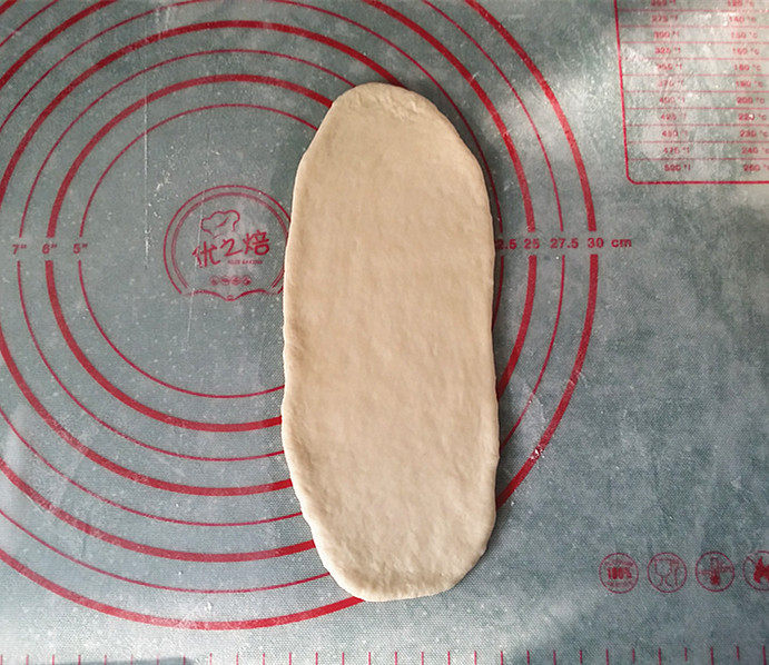 椰香牛奶卷,取一面团擀成长舌形