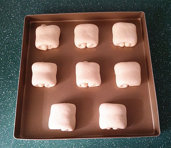 椰香牛奶卷,依次卷好放入烤盘送至温暖处发酵