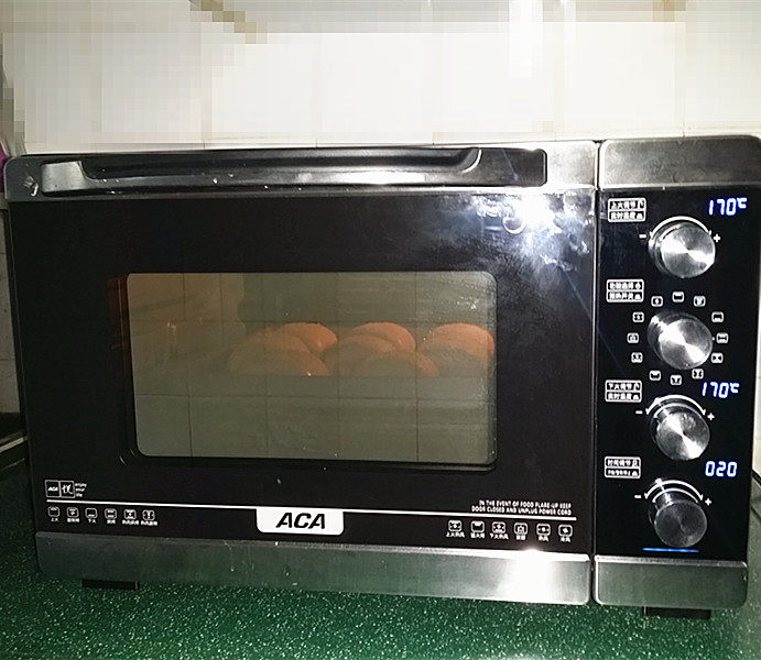 椰香牛奶卷,送入预热好的烤箱中层：170度、上下火