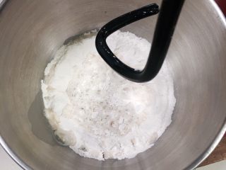 海苔肉松全麦包,搅拌一下后加入发酵液。