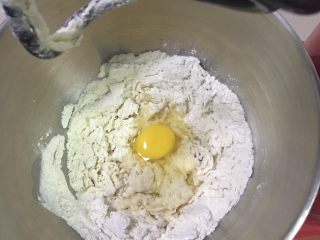 海苔肉松全麦包,厨师机揉面二分钟后加入鸡蛋。