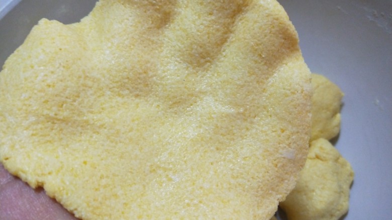 玉米野菜团子,用手掌压成薄薄的皮。