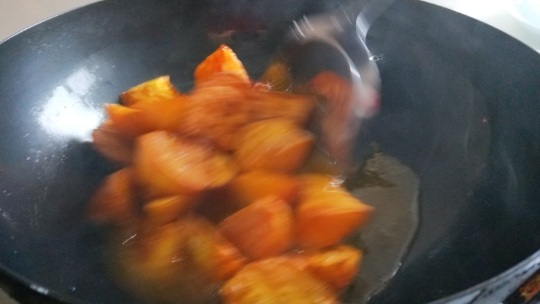 拔丝红薯,倒入炸制好的红薯搅拌均匀即可。