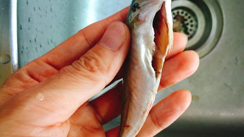 下酒菜+香酥鱼,用剪刀剪一个口，取出内脏，鱼腮，然后冲洗干净。
