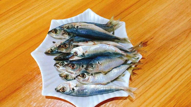 下酒菜+香酥鱼,准备好鳀，这种鱼的新鲜度可以直接看鱼眼来判断。