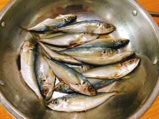 下酒菜+香酥鱼,搅拌均匀，盖子盖上腌制1个小时左右，夏天可以放冰箱里。