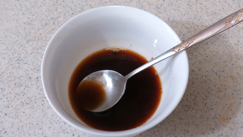 适合一个人慢慢品味滴【杯子提拉米苏】,制做提拉米苏。即溶黑咖啡粉用两大匙热开水泡开，稍微冷却后，加入1小匙朗姆酒，待用
