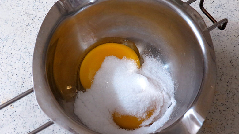 适合一个人慢慢品味滴【杯子提拉米苏】,两个蛋黄加20g 白砂糖