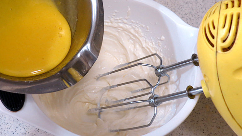 适合一个人慢慢品味滴【杯子提拉米苏】,把稍微冷却后的蛋黄液加入马斯卡朋乳酪中，搅拌均匀