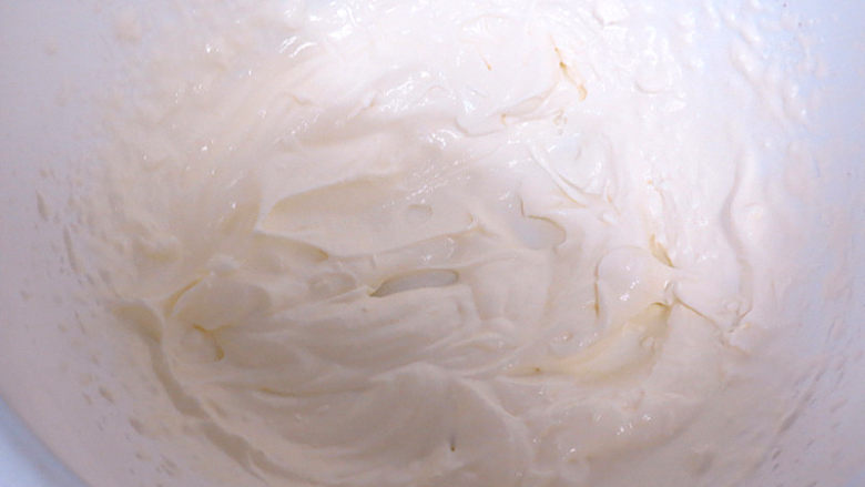 适合一个人慢慢品味滴【杯子提拉米苏】,将冷藏后的淡奶油从冰箱拿出，取80ml，加入1小匙朗姆酒，打发至6分发