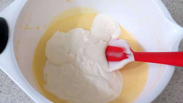 适合一个人慢慢品味滴【杯子提拉米苏】,把打发好的淡奶油放入蛋黄乳酪糊中，拌匀