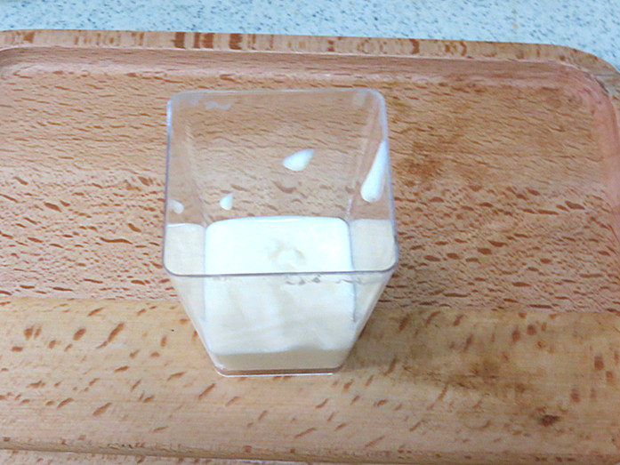 适合一个人慢慢品味滴【杯子提拉米苏】,组合。先舀少量奶酪糊于杯子底，可以握着杯子在桌面上震几下
