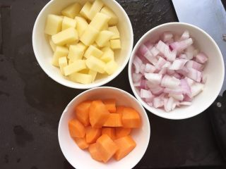 咖喱牛腩盖浇面,胡萝卜土豆切块，洋葱切丁