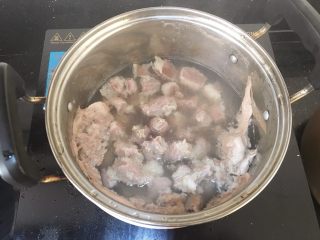 咖喱牛腩盖浇面,牛腩切小块，冷水入锅焯一下，撇去浮末，捞出