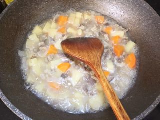咖喱牛腩盖浇面,开锅检查土豆熟了之后，水如果太少需要加多一碗水进去