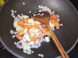 咖喱牛腩盖浇面,再把胡萝卜和土豆倒入，翻炒一分钟