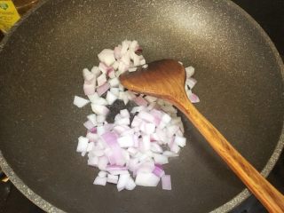 咖喱牛腩盖浇面,起锅热油，放入洋葱丁爆香，炒出香味