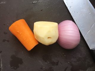 咖喱牛腩盖浇面,准备胡萝卜半根，土豆半个，洋葱半个