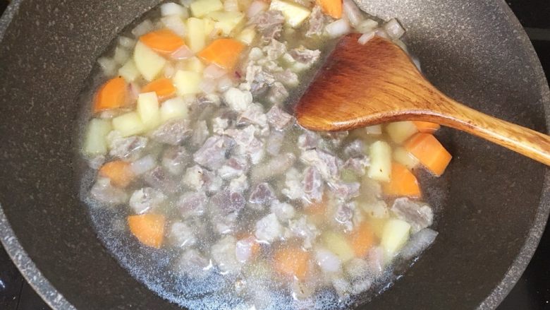 咖喱牛腩盖浇面,把炖煮好的牛腩和汤水一同倒入锅中（香叶和姜片弃之）