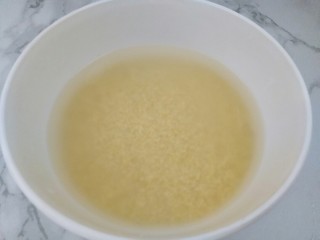 营养早餐――红枣小米粥,小米洗净用清水泡30分钟。