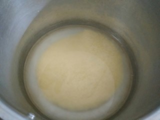 营养早餐――红枣小米粥,3、锅内放水把小米倒进去煮。