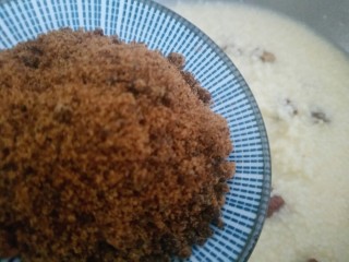 营养早餐――红枣小米粥,待红枣软熟后再加入红糖，喜欢甜点的可以多放点红糖。