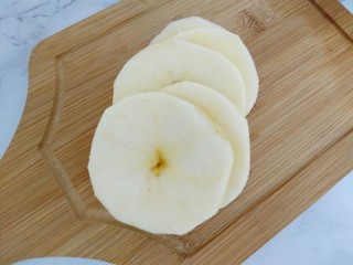 苹果新吃法，老少皆宜的苹果甜甜圈,苹果去皮洗净切片。