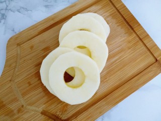 苹果新吃法，老少皆宜的苹果甜甜圈,用模具挖去中间的苹果芯，也可以用其他工具哈，注意不要弄断苹果圈就可以了。