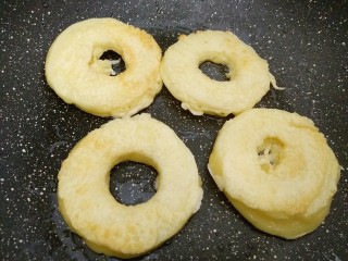 苹果新吃法，老少皆宜的苹果甜甜圈,两面煎成金黄色即可出锅。