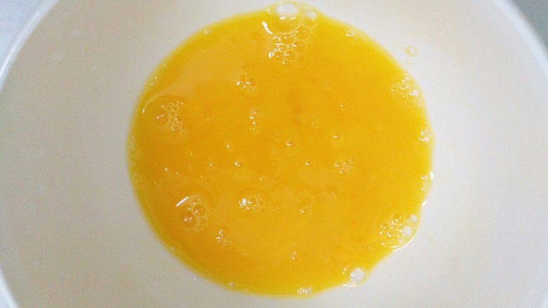 换个花样吃馒头，so easy的煎馒头片,<a style='color:red;display:inline-block;' href='/shicai/ 9'>鸡蛋</a>打入碗中用筷子打散成蛋液，加少许盐搅拌均匀。