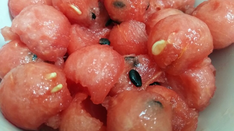 夏天必需，简单易学的冰冻西瓜球,把西瓜球放入冰箱里冷冻2个小时左右。