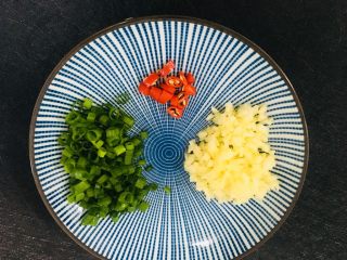 蚝汁鲍鱼,葱洗净切成葱花、蒜切成末、小米椒切成小段备用
