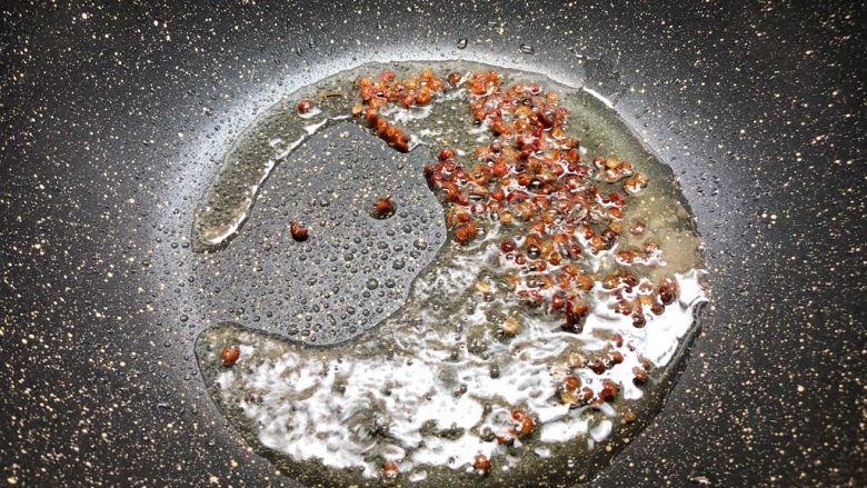 红烧鳝段,热锅放入适量油，放入花椒小火炒出香味