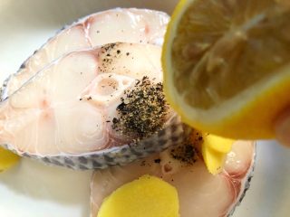 柠香鳕鱼,把没切开的半个柠檬的汁挤到鳕鱼里
