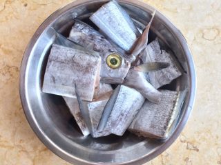 香煎带鱼,带鱼切段，去内脏和肚子里的黑膜，洗干净沥干水备用。