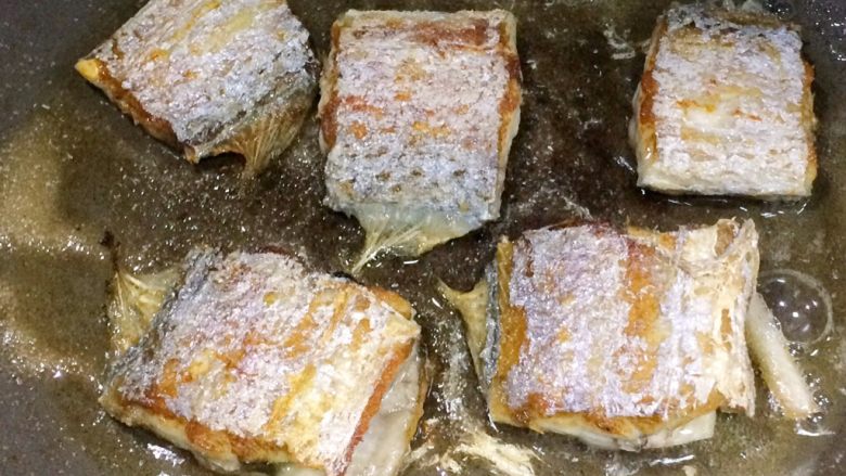 香煎带鱼,继续煎到金黄即可出锅。

小提示: 照片中左边的一小堆是盐，热油已经不能将盐化开了。
