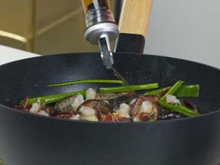蒜香龙虾尾,龙虾尾擦干，倒入锅中炒至稍微变色，加入料酒，加盖焖煮片刻，盛出装碗