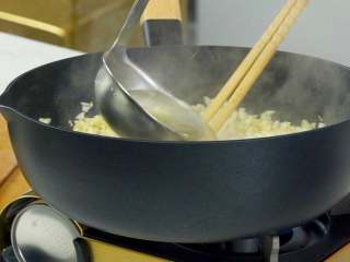 蒜香龙虾尾,另起锅倒入葱油烧热，放入蒜末爆香，再加入鸡汤、盐、白糖
