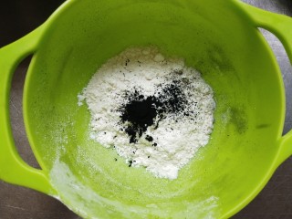 星空马卡龙(低成本面粉版),先将中筋面粉，竹炭粉，糖粉混合