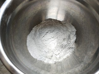 星空马卡龙(低成本面粉版),之后用筛网过筛到干净的盆子中