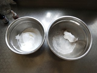 星空马卡龙(低成本面粉版),取3分之一蛋白先与粉类混合，可以压拌搅拌目的是让粉类吸潮变软